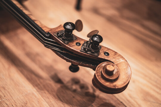 primer plano de un violonchelo