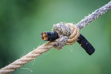 nudos de cuerda vieja en el parque