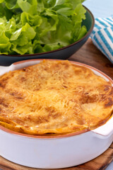plat de lasagnes bolognaise et salade sur une table