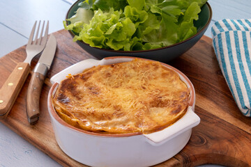 plat de lasagnes bolognaise et salade sur une table