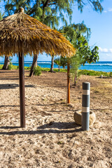 Parasol de paille sur plage de l’Hermitage, Saint-Gilles, île de la Réunion 