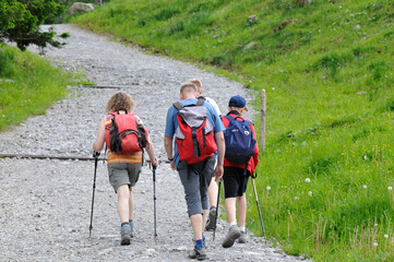 wanderer im kleinwalsertal