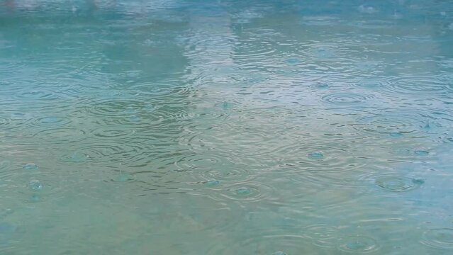 Gotas de lluvia en el agua