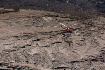 Helikopter rettet Menschen aus einem Vulkan