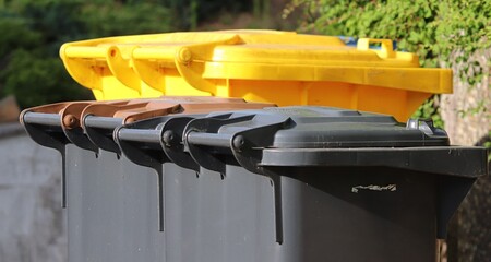 Mülltonnen in verschiedenen Farben