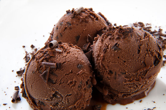 tre palline di gelato al cioccolato