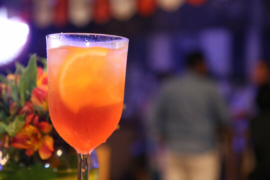 brindando entre amigos y detalles de las copas