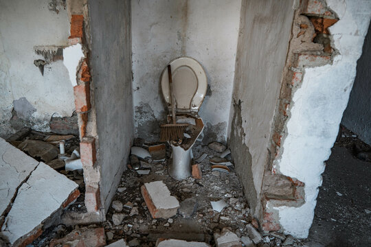 broken toilet in an abanded house