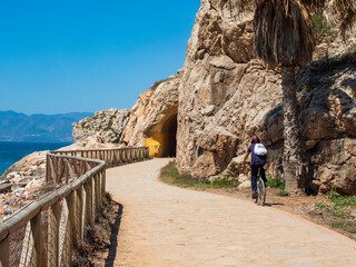 Ciclista circulando por un sendero de la costa de Málaga