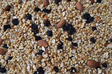 Granola, almendras, pasas de uva, avena, cereales. Mix de cereales para el desayuno o merienda. Se puede usar como fondo.