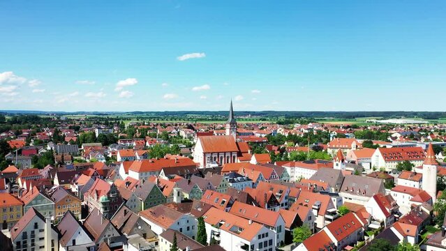 Drohnenvideo von Mindelheim mit Sehensw&uuml;rdigkeiten von der Stadt