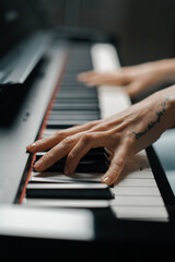 Obraz premium refined woman pianist plays the piano with thin fingers, sensually plays a musical instrument
