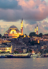 Obraz premium Suleymaniye Mosque with night illumination and minaret of Rustem Pasha Mosque, Istanbul, Turkey