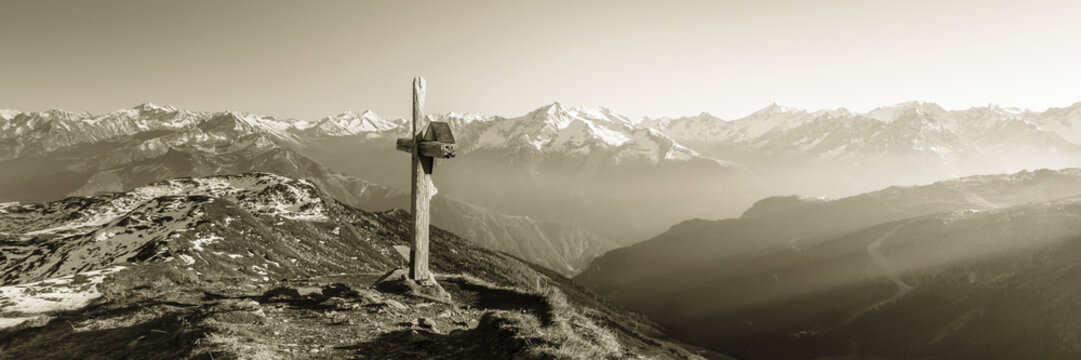Panorama der Alpen mit Gipfelkreuz in sepia