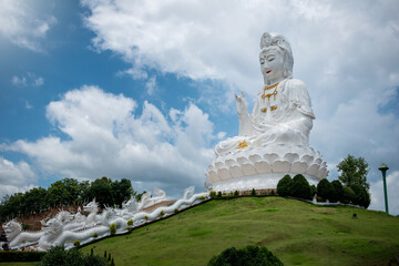 Vista de estatua gigante de Lady Buda y su escalera de acceso, en templo Wat huay pla kang	 - obrazy, fototapety, plakaty
