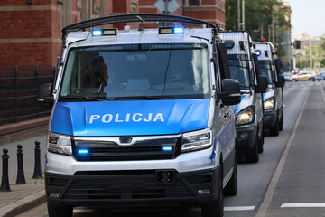 Radiowóz polskiej policji jedzie alarmowo ulicami miasta.  - obrazy, fototapety, plakaty