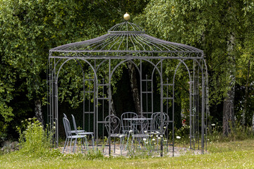 altana ażurowa w ogrodzie otwarta okrągła architektura © Colorful Soul