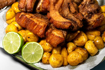 Plato picada de carne con chicharron fritanga colombiana