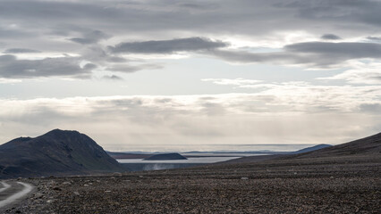 Im Hochland Islands auf den Höhen des Lambafell mit Blick zum Kárahnjúkarstifla, auf den Hálslon-Stausee  und auf den im Sonnenlicht glitzernden Bruarjökull.