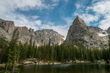Fototapeta na wymiar Alpine Lake with Prominent Mountain Range