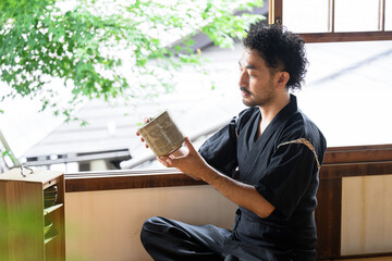 鑑定する男性　前ボケあり