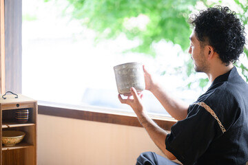 鑑定する男性 © kapinon