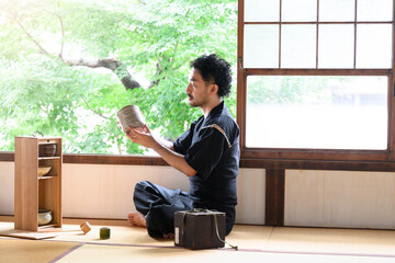 鑑定する男性　メインビジュアルにも