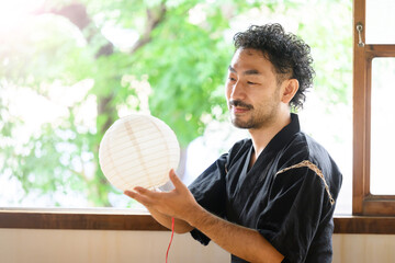 伝統工芸などをする男性