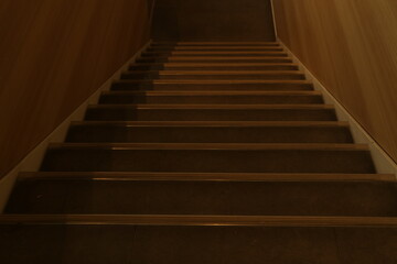 手すり付きの階段　薄暗い階段　階段を見下ろす