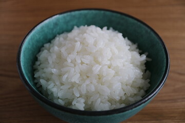 器に盛り付けた白ご飯