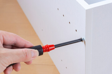 Assemble the shelves. 　DIY　棚を組み立てる © Kana Design Image