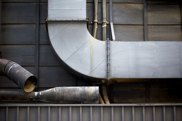 お店の壁の配管がレトロな感じでお洒落　パイプ　