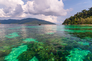 Strand- und Meerblick auf der Insel Lipe, Provinz Satun, Thailand, Andamanensee, wo Sie den Sonnenaufgang und Sonnenuntergang am selben Strand beobachten können. © anuchit2012