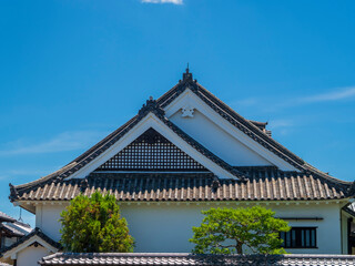 白壁の大きなお屋敷