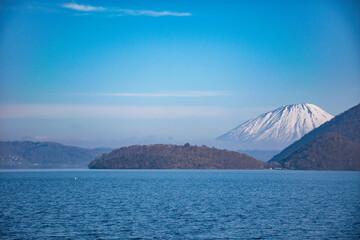 洞爺湖の湖面と雪化粧の羊蹄山