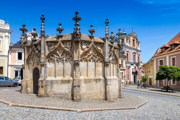 Obraz premium gothic water well from 1495 and baroque St. Nepomuk church from 1734, UNESCO, Kutna Hora, Czech republic