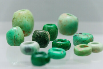 cuenttas de collar verdes y rosas, neolitico final, 4000-3000 antes de cristo, museo de Evora,Evora,Alentejo,Portugal, europa © Tolo