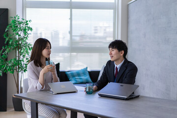 オフィスで楽しく話す男女