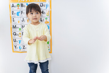 英語の勉強をする子供