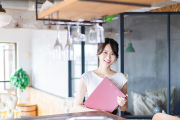 カフェで働く若い女性スタッフ