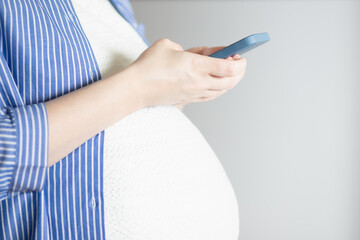 pregnant woman with a smartphone, women's forums and pregnancy chats, communities of parents