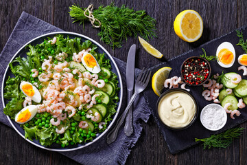 Obraz na płótnie Canvas pink cocktail shrimps salad with veggies on plate