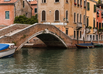 Fototapeta na wymiar charming architectural detail of an old bridge in Venice, Italy 