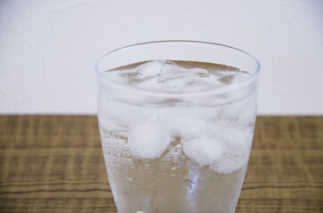 氷水が入ったグラス