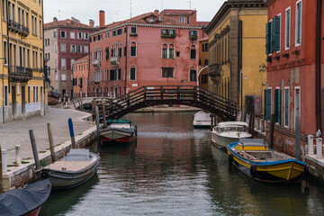 Fototapeta na wymiar view of a canal in Venice, Italy with colorful facades and boats 