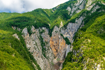 Obraz premium Wanderung zum Boka Wasserfall im Soca-Valley - Bovec - Slowenien