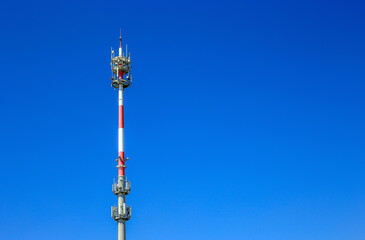 Obraz premium A mobile telephone mast against a blue sky in Poland