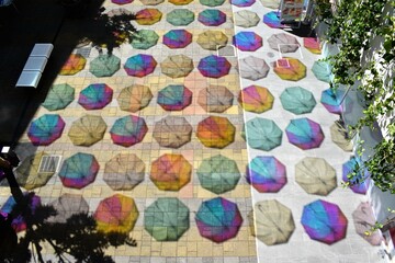 アンブレラパティオ、傘、パラソル、レインボー傘、カラフル、青空、滋賀県、草津市、影、太陽