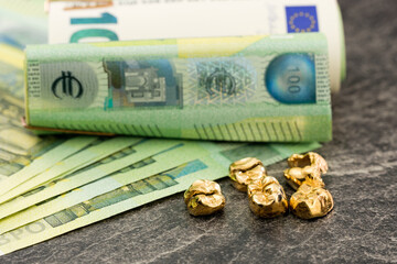 Goldzähne (Zahngold ( Kronen) vor EURO-Banknoten  / Geldscheinen beim Edelmetall-Händler (Ankauf...