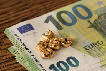 Goldzähne (Zahngold) liegen auf 100 EURO Banknoten  (Ankauf / Verkauf)